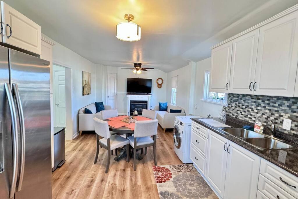 Near The Falls Two Bedroom - 5 Min Walk To Clifton 나이아가라 폭포 외부 사진